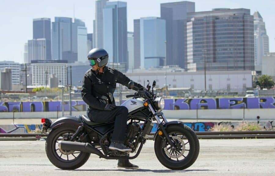 Guy looking over his shoulder on a cb 300 f with an urban backdrop