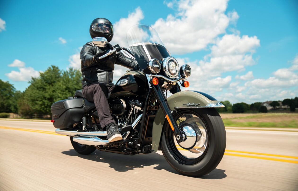 Harley-Davidson_Heritage-Classic in the sun