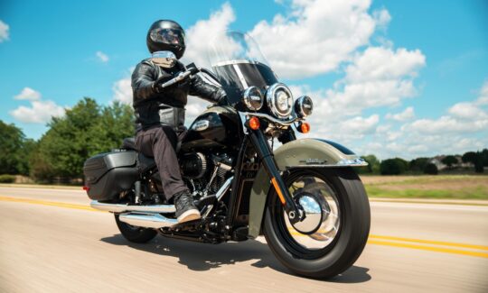 Harley-Davidson_Heritage-Classic in the sun