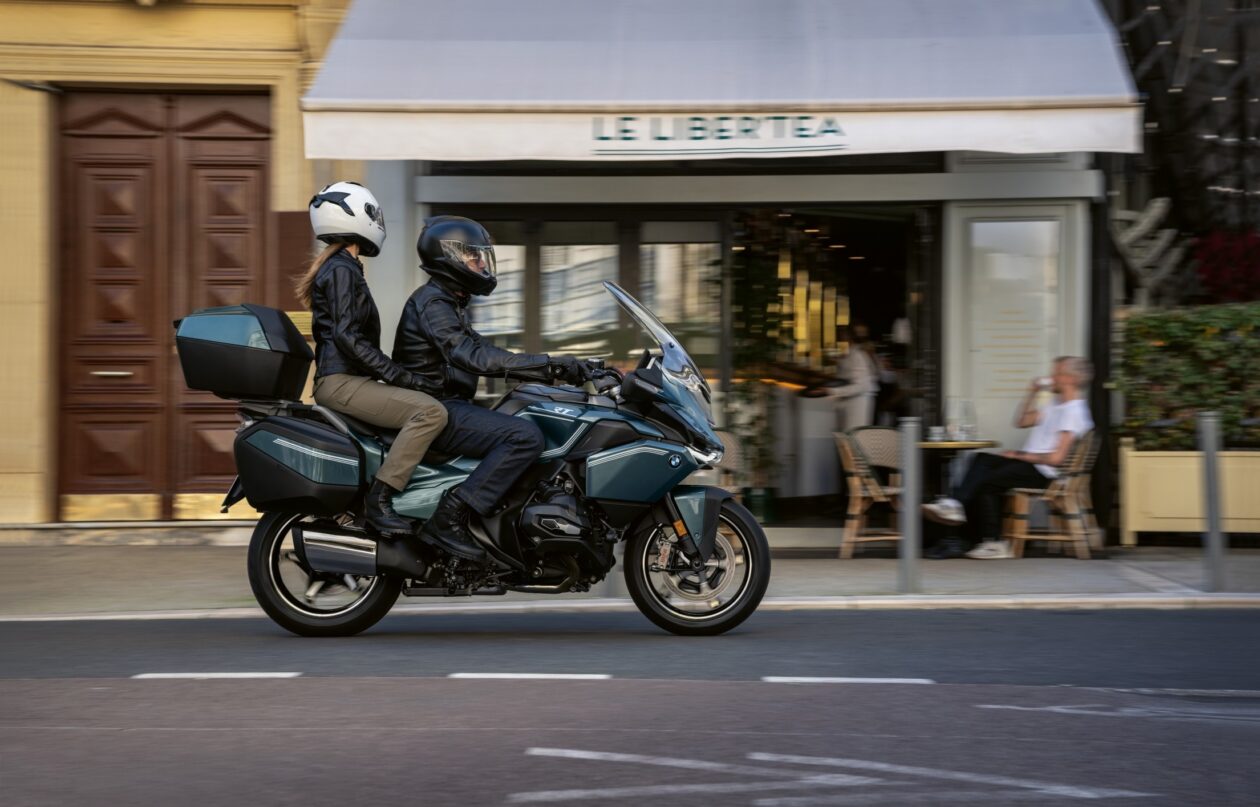 A couple on a BMW R 1300 RT in the city